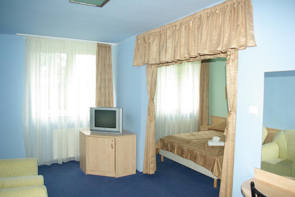 Salgo Hotel Шальготарьян Номер фото