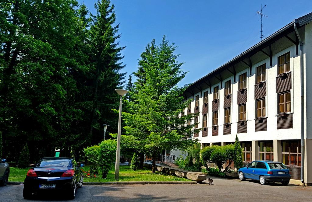 Salgo Hotel Шальготарьян Экстерьер фото