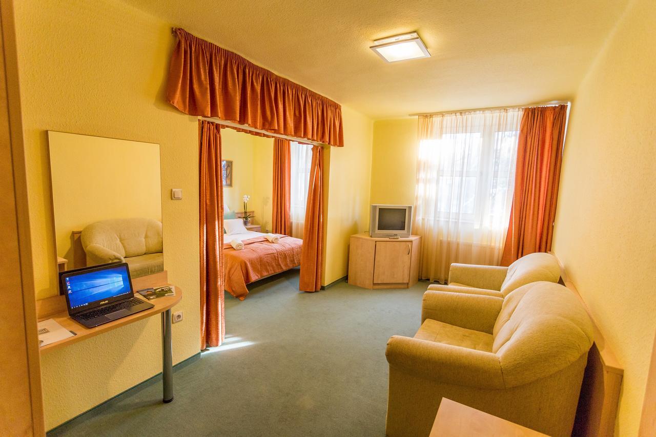 Salgo Hotel Шальготарьян Экстерьер фото
