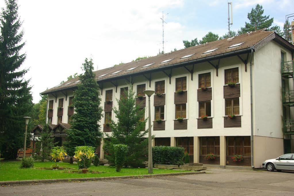 Salgo Hotel Шальготарьян Экстерьер фото